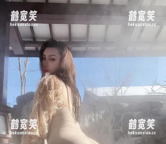 MIYA 微密圈 - 红色风景的私拍,MIYA像一只在花丛中的小蜜蜂,图片里的每个角落都在细语。