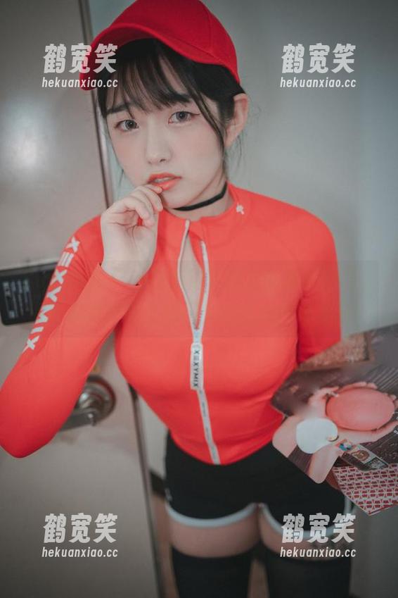 Sonson(손손)在旗袍下透出的那种温柔，保证你的图包上线不久会造成网络拥堵！
