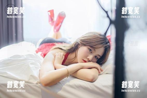 Yuna(윤아)的秘书cos：当你不得不穿上职业装，但脑海里全是度假计划！