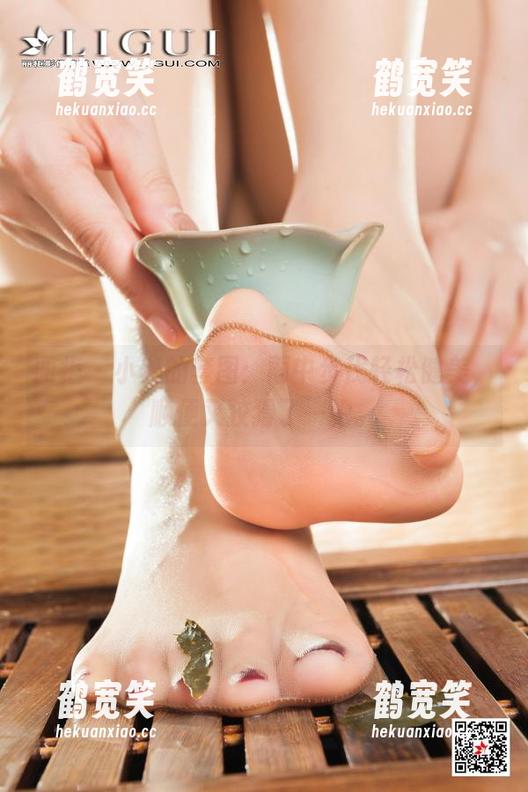 丽柜-小爽 丽柜 - 小爽的套图:雨中步伐轻松健美,顺便又狡猾了一把。