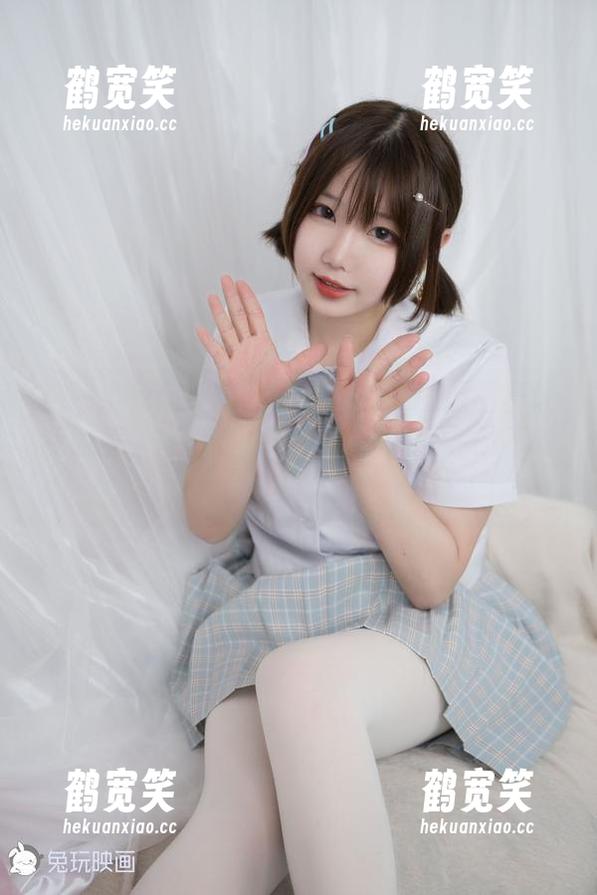 这一组兔玩映画制服裸腿女孩的原图真让我脱线，图片变成了一场腿的秀，时不时发出小尖叫。