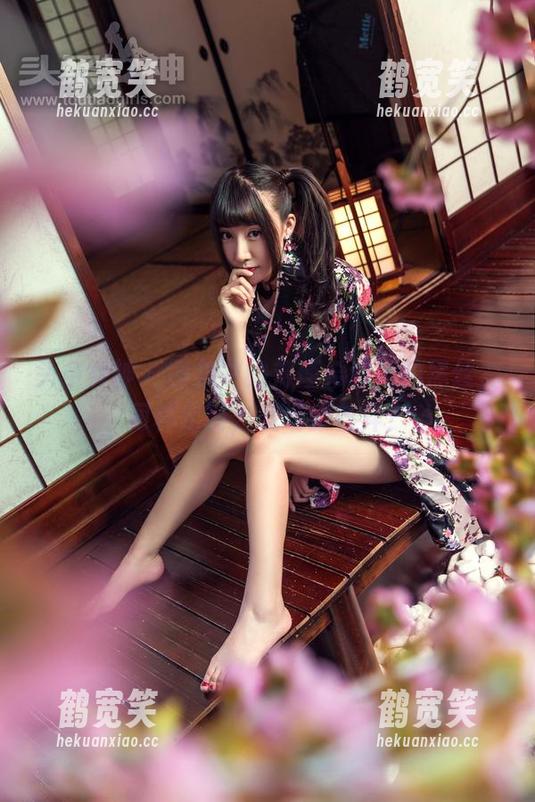 头条女神-刘瑾希 头条女神 - 图集中的刘瑾希和她的黑丝,同样定制,气场却各异?