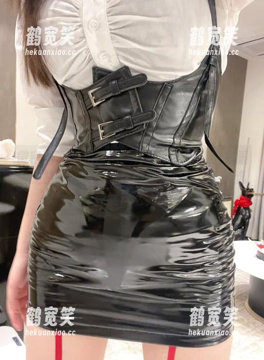 微密圈 - 私拍原图：奔跑的晶骡儿这礼服真是能把我晃到眼花缭乱，没想过她的选择竟然这么大胆。