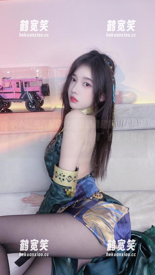 小小奶瓶儿 小小奶瓶儿与职业装的逗趣碰撞,图包中全是“专注工作”与“偷懒”的完美结合!