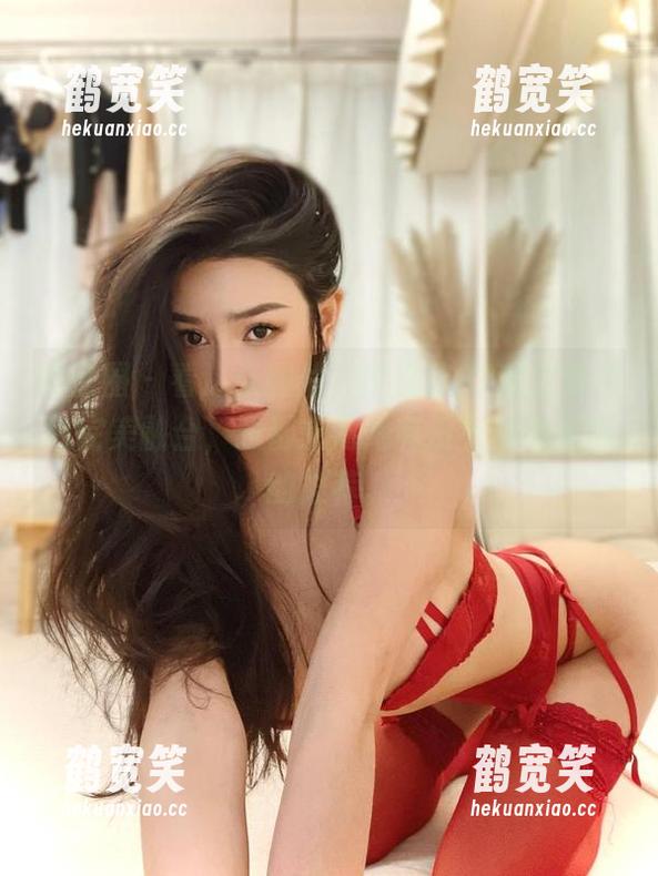 李嘉欣97 微密圈 - 看这张图片,李嘉欣97和空姐角色完美融合,我都想问她有没有其他航班的推荐。