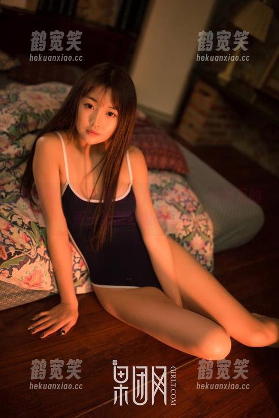 果团网-何嘉颖 果团网 - 何嘉颖的兔女郎私拍,套图里的每一张都好像在说话。