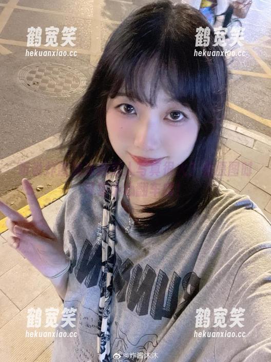 炸酱沐沐 听说炸酱沐沐的双人写真很火?看原图时可要小心翻车哦!