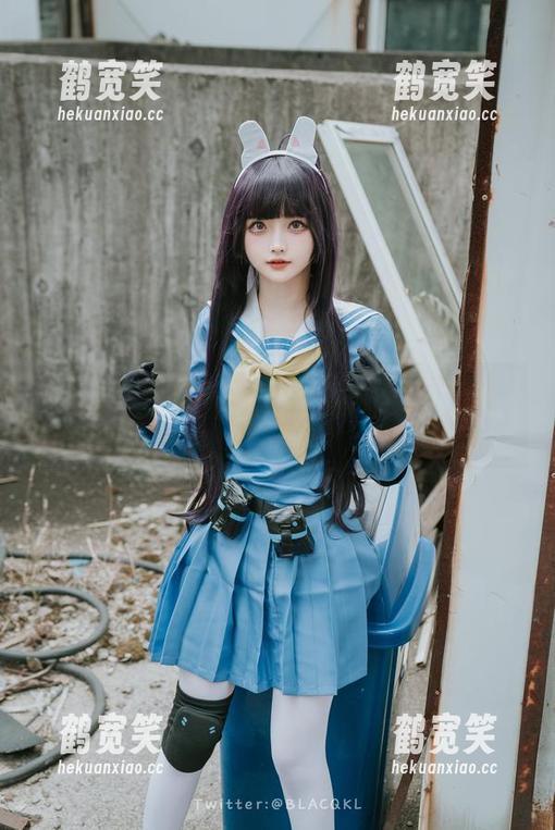 白莉爱吃巧克力在私房写真里的女王姿态，时不时可以感觉到一丝小紧张。