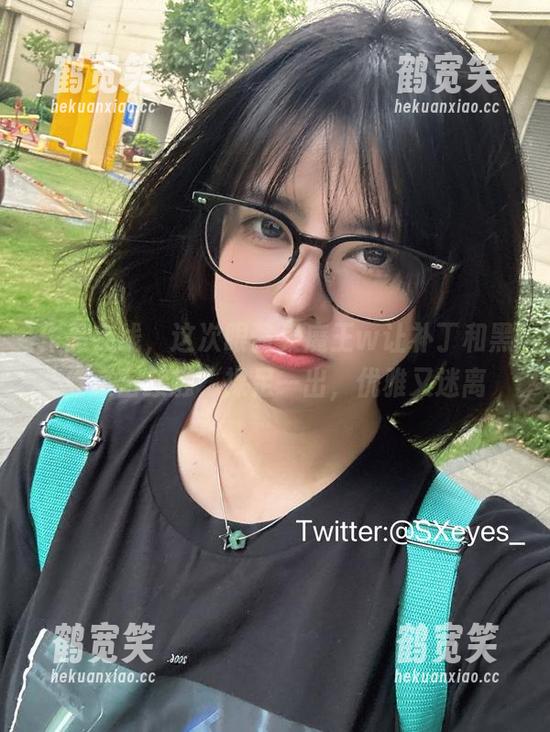眼酱大魔王w 作品在线,这次眼酱大魔王w让补丁和黑丝亲密接触,裸足一出,优雅又迷离