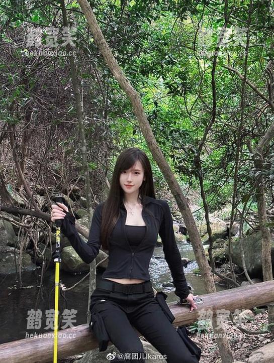 腐团儿Ikaros 腐团儿Ikaros双手捧着浴室的图集,分享那份不拘一格的アイデア。