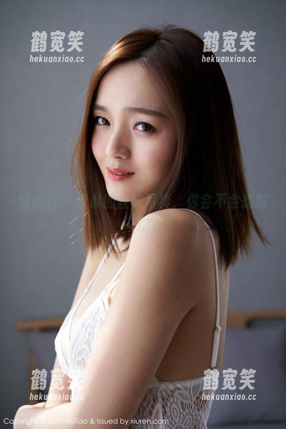 蜜桃社 - 伊琳的丝袜写真，你会不会想蹭一蹭？