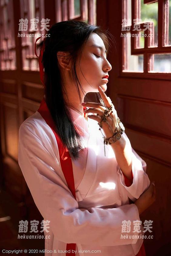 蜜桃社-木奈奈 蜜桃社 - 没想到木奈奈穿蝉妃的豹纹,也是个隐藏的“奢侈猎手”。