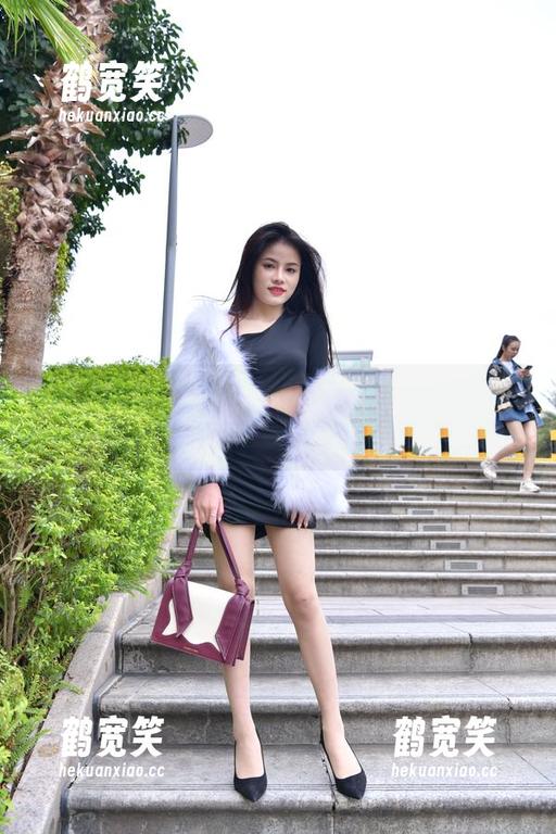 魔镜街拍-玲玲 魔镜街拍 - 玲玲的定制车辆:这车展背后,才是真正的街拍秀。