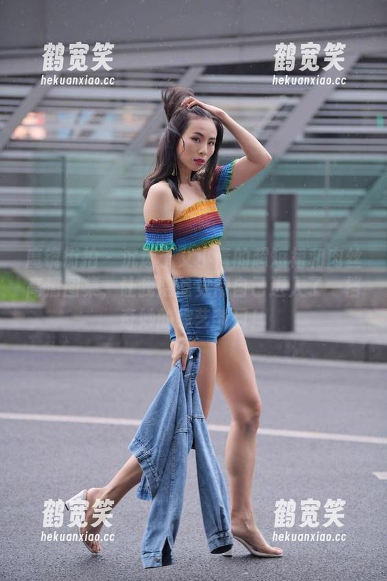魔镜街拍-艾小青 魔镜街拍 - 沉迷于艾小青的超短裙和肉丝高清图集,让我隐隐觉得自己进入了一档奇妙的综艺节目!