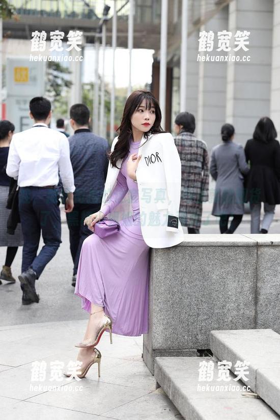 魔镜街拍 哇,魔镜街拍的这套写真,马上就能囤货了,黑裙小姐姐的魅太强大了吧!